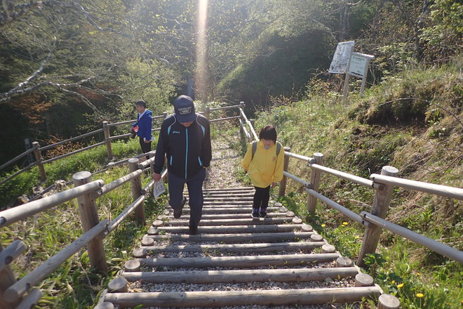 階段を使って避難中